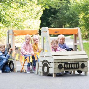 Kinder sitzen im Camping Bus