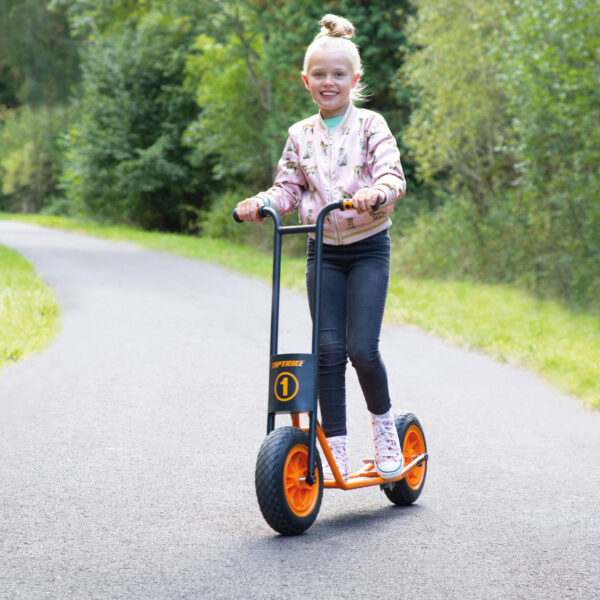 Kind fährt XL Roller MAXI mit Bremse