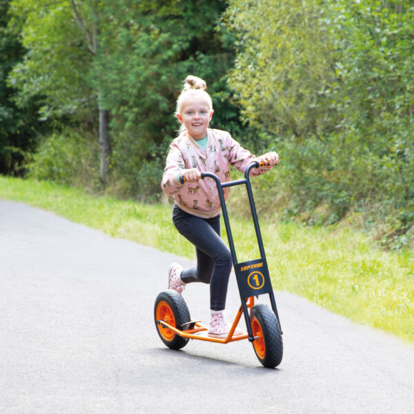 Kind fährt XL Roller MAXI mit Bremse