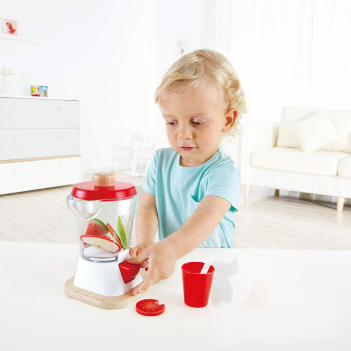 Kind spielt mit Smoothie Mixer