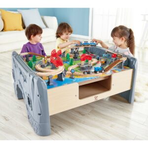 Kinder spielen mit Spieltisch Eisenbahn