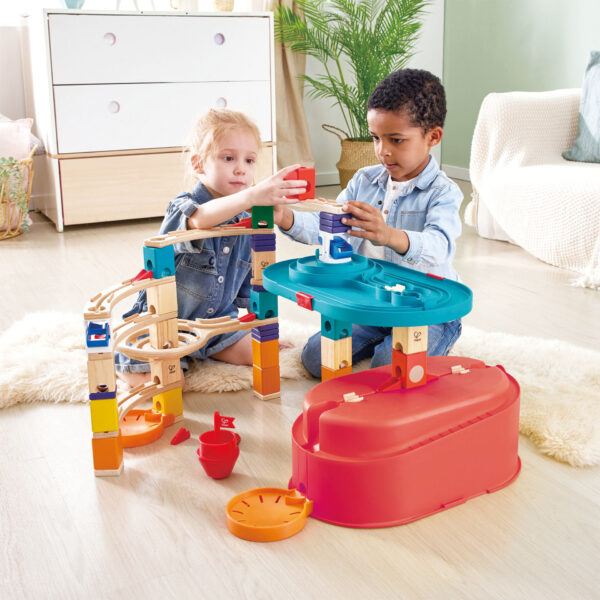 Kinder spielen mit Quadrilla Baukasten Behälter Set