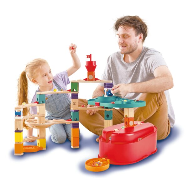 Kind mit spielt mit Erwachsenen mit Quadrilla Baukasten Behälter Set