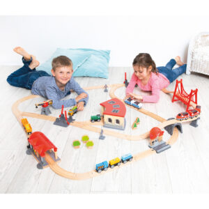 Kinder spielen mit Eisenbahn XXL Set
