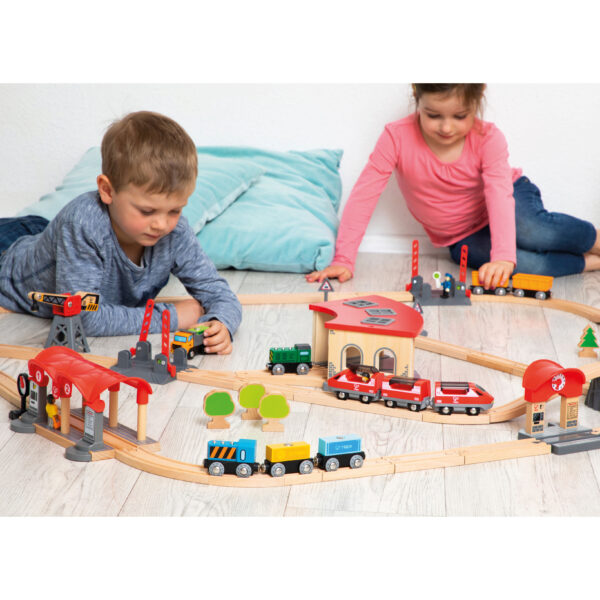 Kinder spielen mit Eisenbahn XXL Set