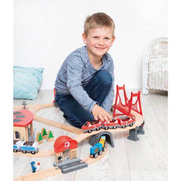 Kind spielt mit Eisenbahn XXL Set