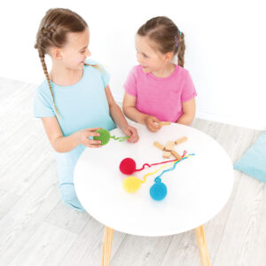 Kinder spielen mit Fröbel Set 1