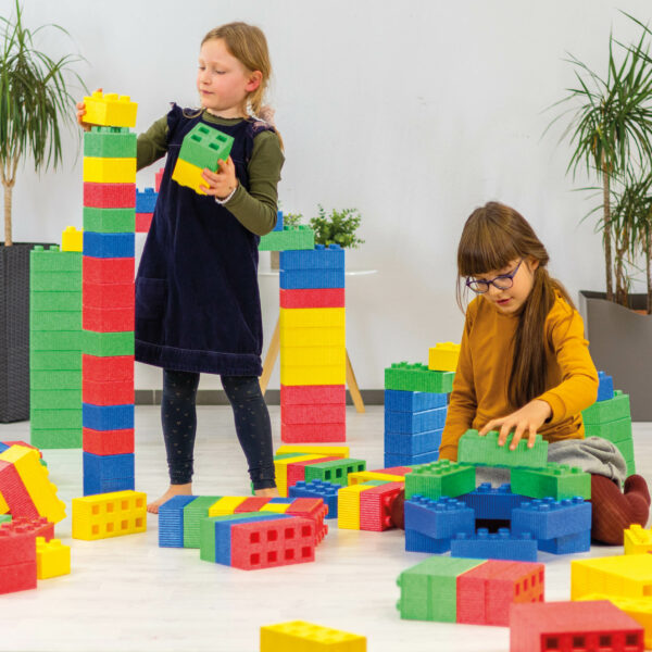 Kinder bauen mit XXL Bausteine mit Noppen