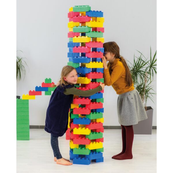 Kinder bauen Turm mit XXL Bausteine mit Noppen