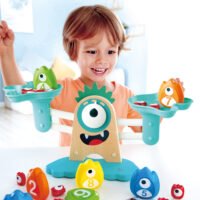 Kind spielt mit Monster Waage