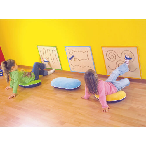 Kinder spielen mit Wandelemente aus Holz mit verschiedenen Motiven