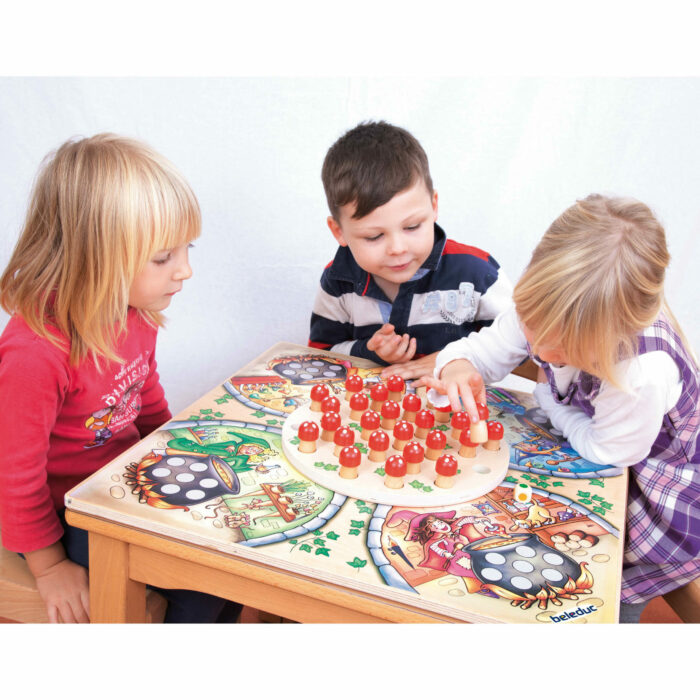 Kinder spielen mit Hexenküche XXL