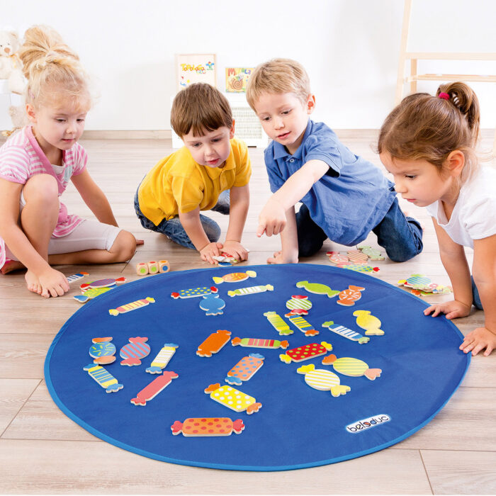 Kinder spielen das Gesellschaftsspiel Candy XXL