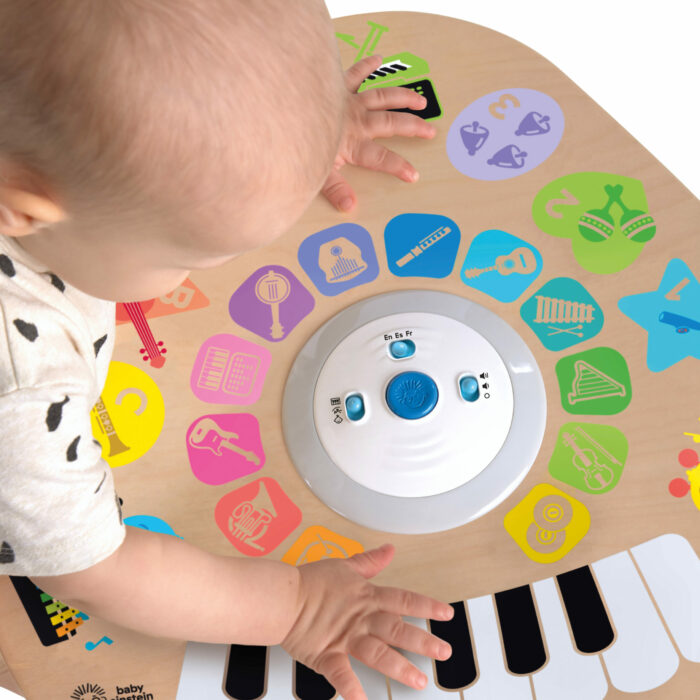 Kind spielt mit Musik Spieltisch