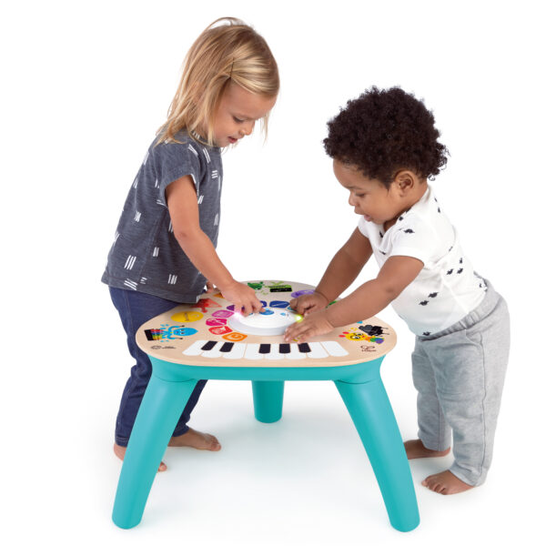 Kinder spielen mit Musik Spieltisch