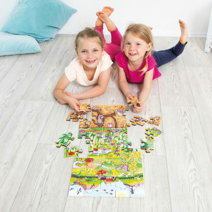 Kinder machen Bodenpuzzle Blumenwiese