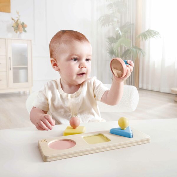 Kind spielt mit Montessori Spiegelpuzzle