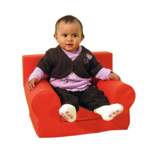 Kleinkins sitzt auf Babysessel für Gruppenräume in Krippen und Kindergarten