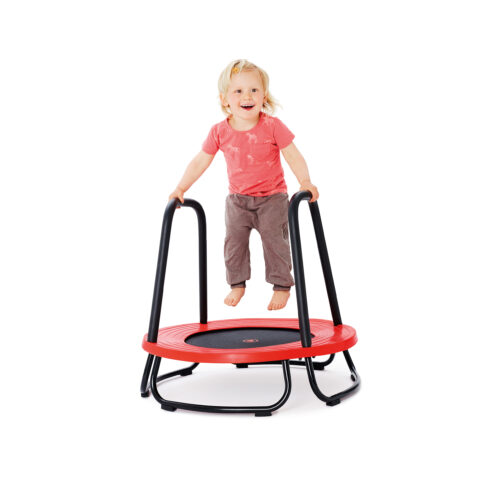 Kind hüpft auf Trampolin mit Haltegriff