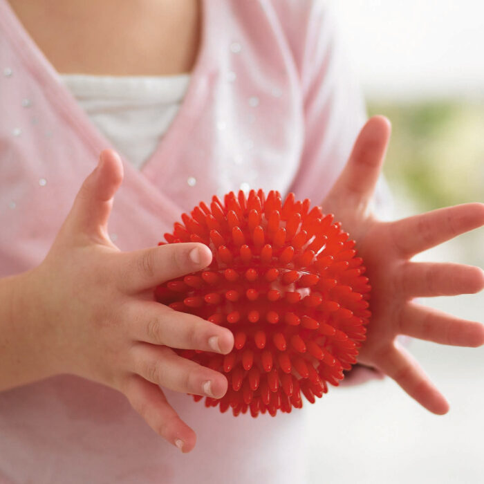 Kind fühlt Noppen von Massageball