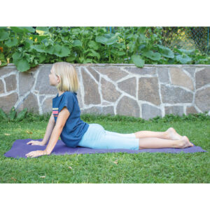 Kind turnt auf Kinder- Yogamatte