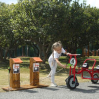 Kind tankt bei Outdoor E- Tankstelle