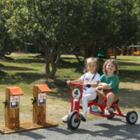 Kinder mit Outdoor E- Tankstelle