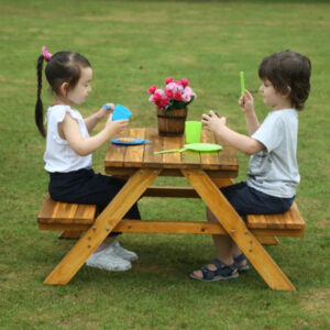 Kinder sitzen an Outdoor Sitzgruppe