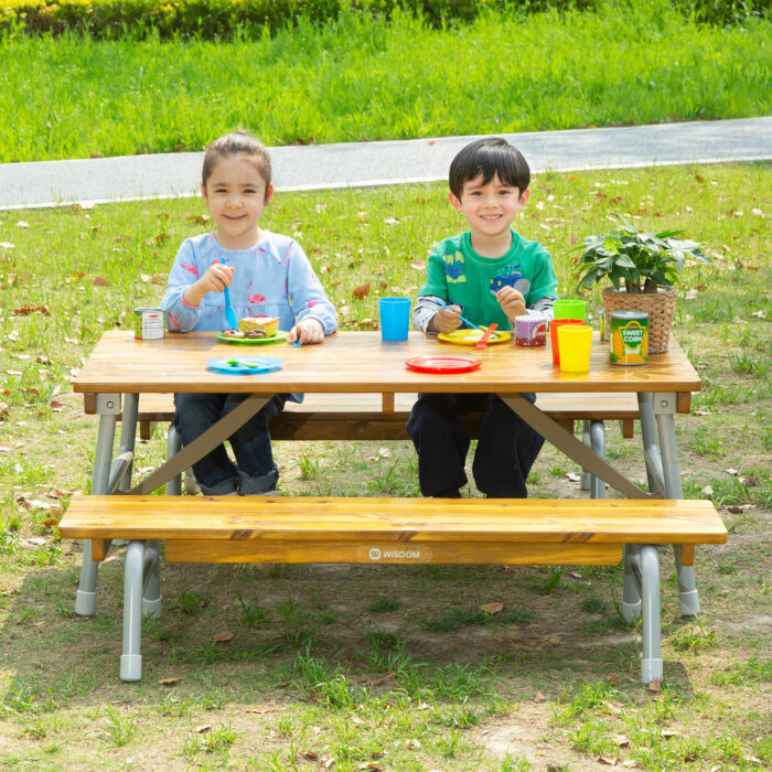 Kinder sitzen am Outdoor-Tisch 120 cm, klappbar