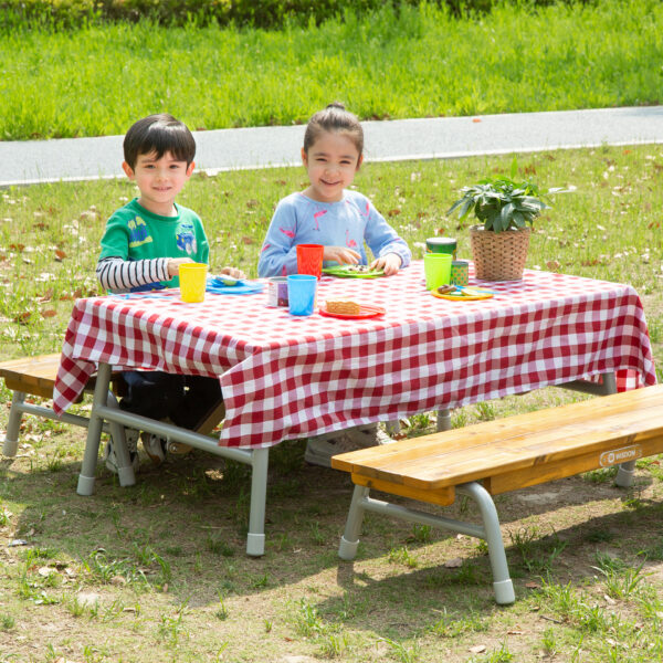 Kinder sitzen am Outdoor-Tisch 120 cm, klappbar