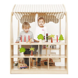 Kinder spielen im Spielhaus "Kaufladen"