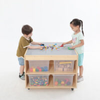 Kinder bauen mit Bausteinen auf dem Bausteinwagen