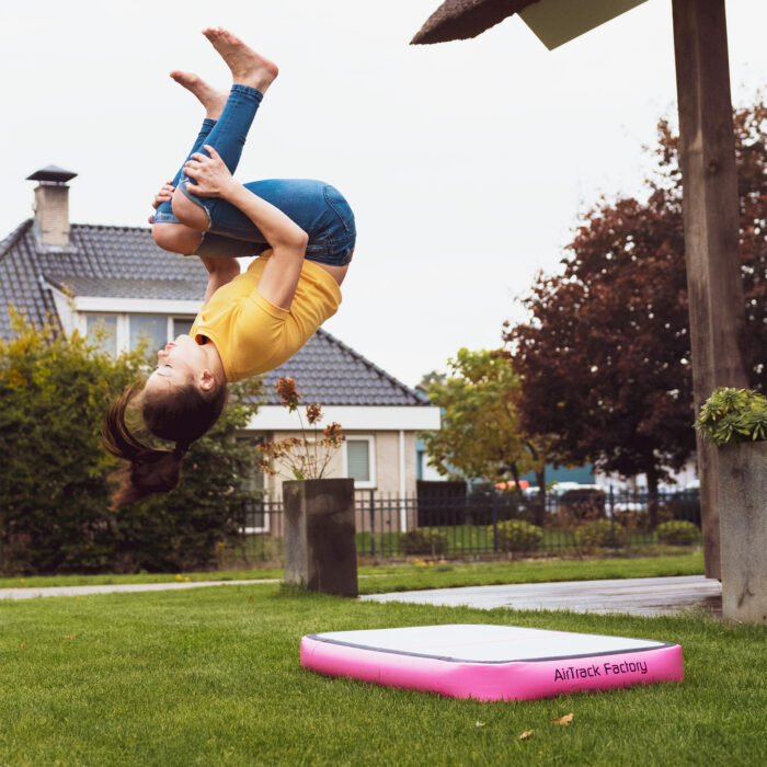 Frau turnt auf Airboard