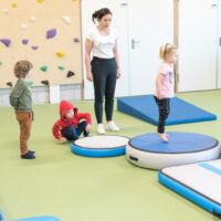 Kleinkind steht auf Airspot
