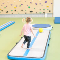 Kleinkind turnt auf Kleinkindset