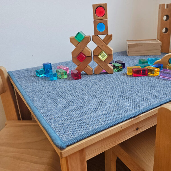Kindergartentisch mit Tischteppich von Mellon