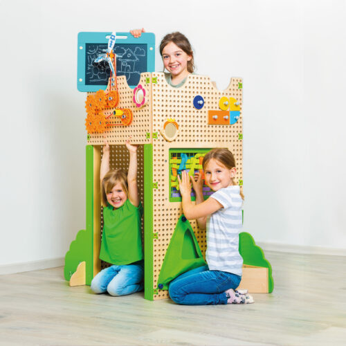 Kinder spielen mit Activity-Spielhaus Set