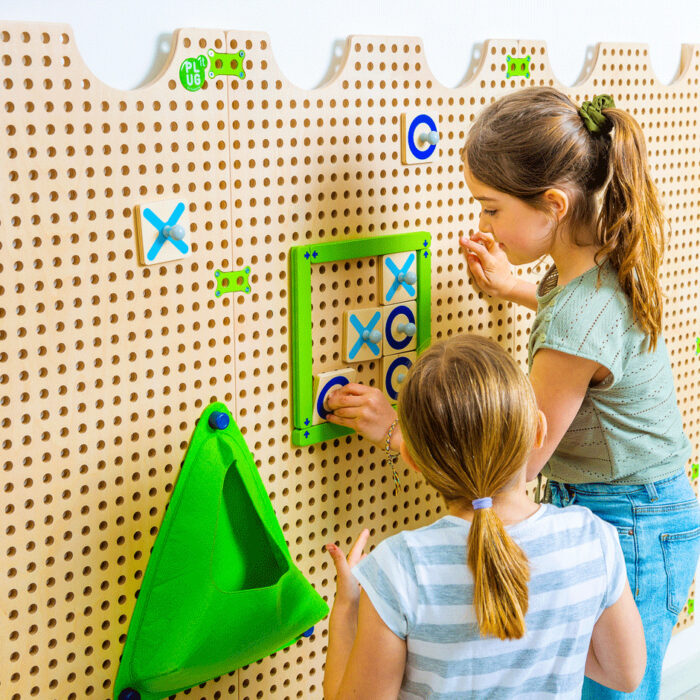 Kinder spielen PLUG IT Tic Tac Toe