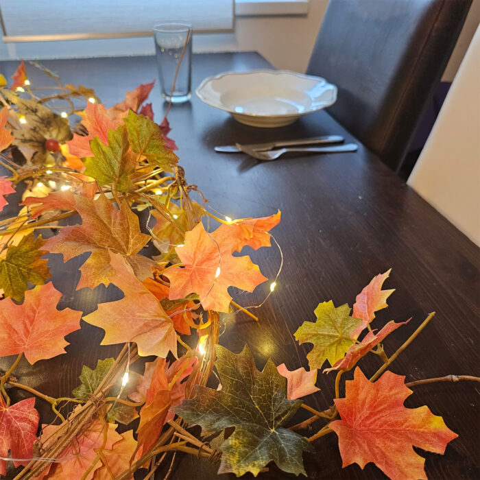 Herbstliches Dekorieren mit Lichterkette