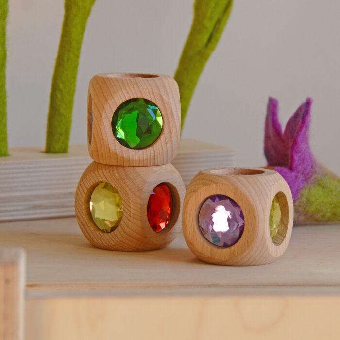 Große Holzwürfel mit Glitzersteinen für Kinder