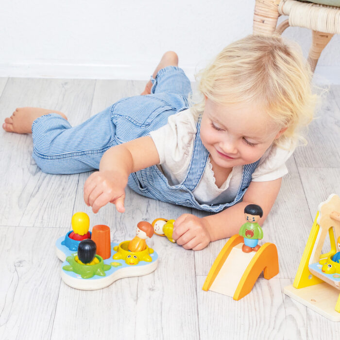 Kind spielt mit Meine kleine Welt Rollenspiel-Set für Kinder unter 3 Jahren