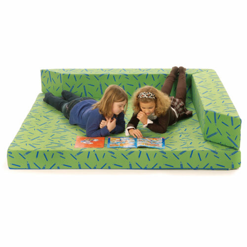 Kinder liegen auf Sitzecke