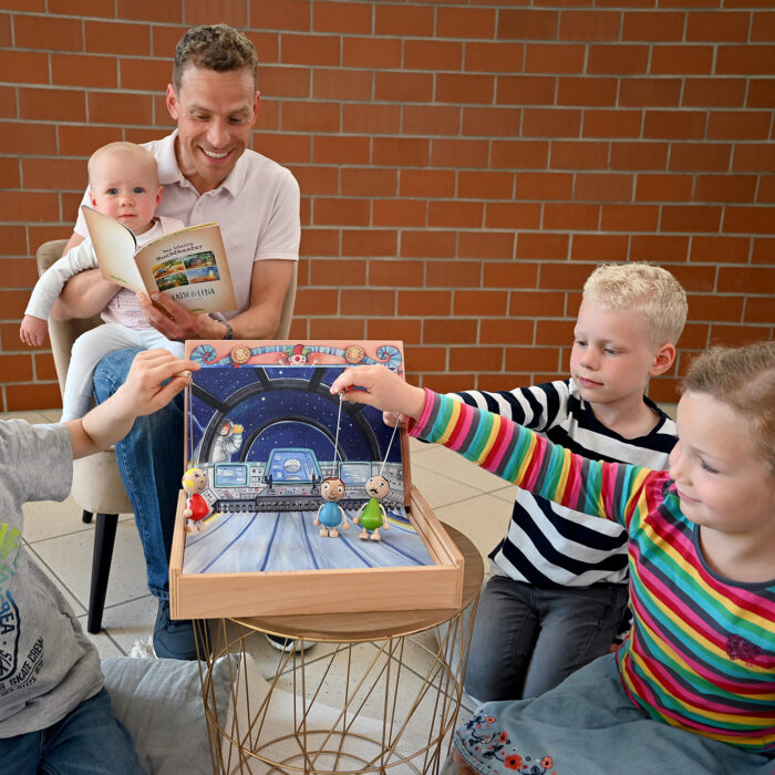 Kinder mit kleinem Buchtheater und Ergänzungsset Arbeitswelt