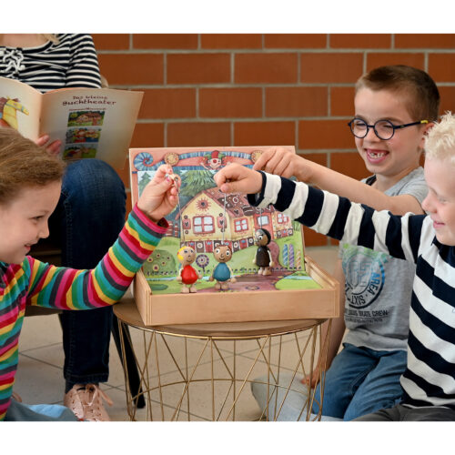 Kinder spielen mit Buchtheater