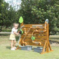 Kind spielt mit Outdoor Wasserwand