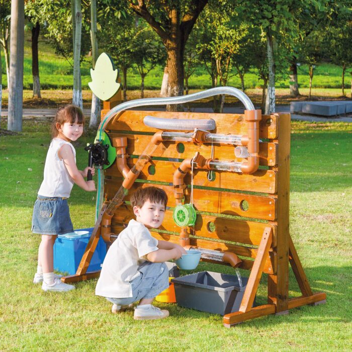 Kinder spielen mit Outdoor Wasserwand