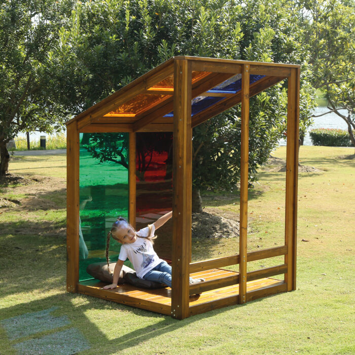 Kind sitzt im Outdoor Regenbogenhaus