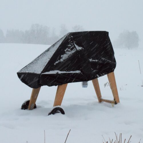 Wellenspieler mit Abdeckplane im Schnee