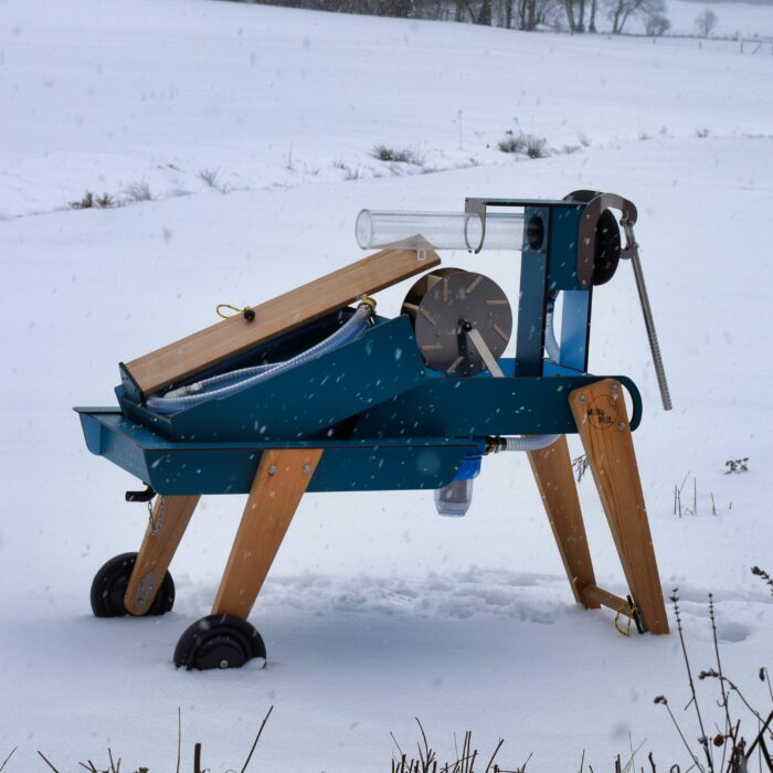 Wellenspieler im Schnee vorbereitet für die Abdeckplane