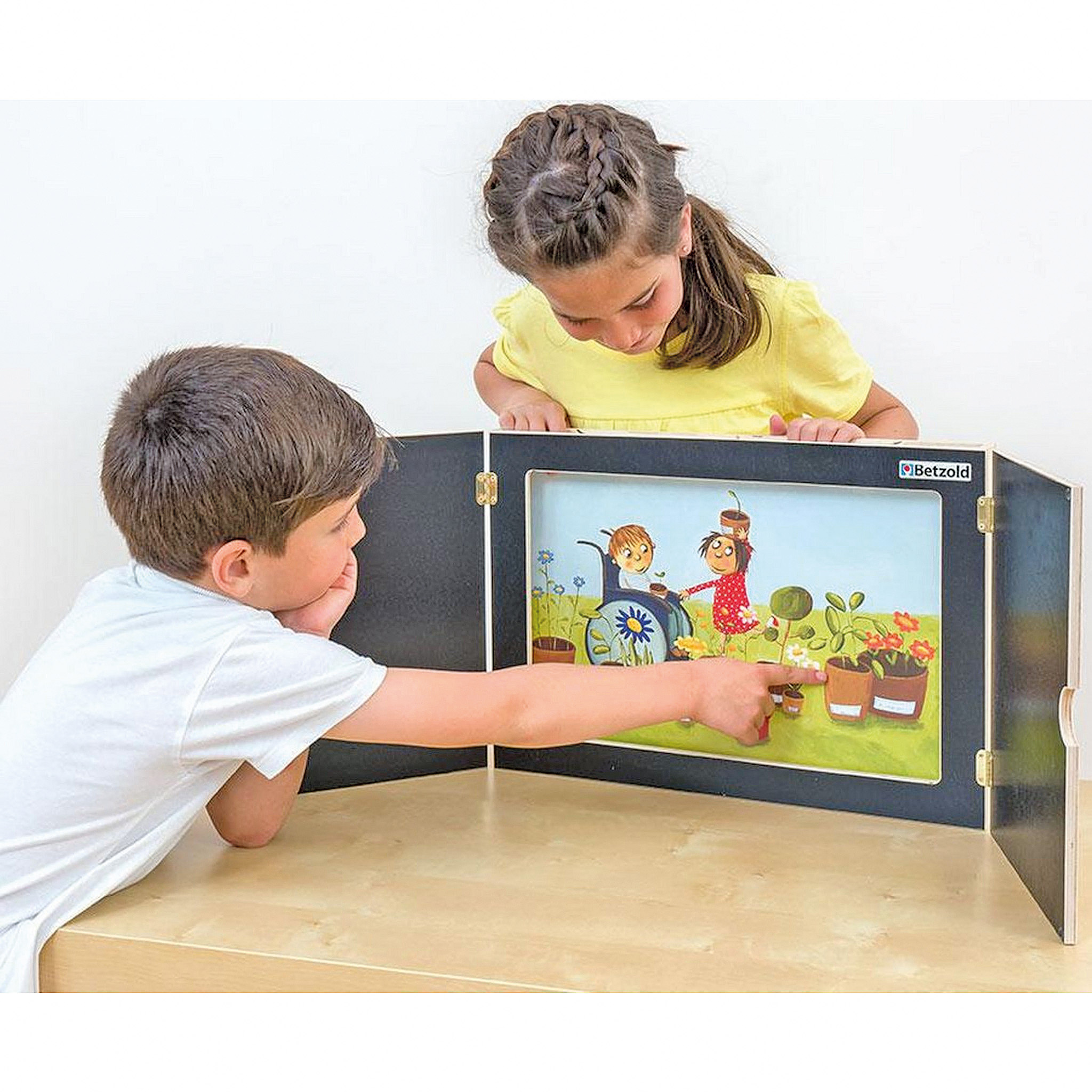 Kinder spielen mit Kamishibai Erzähltheater